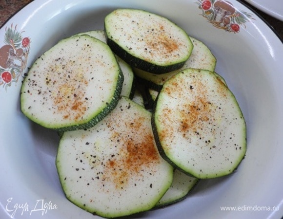 Нарезанные кружочками кабачки также посолить, поперчить, обвалять в муке и обжаривать на сковороде с двух сторон до румяной корочки.