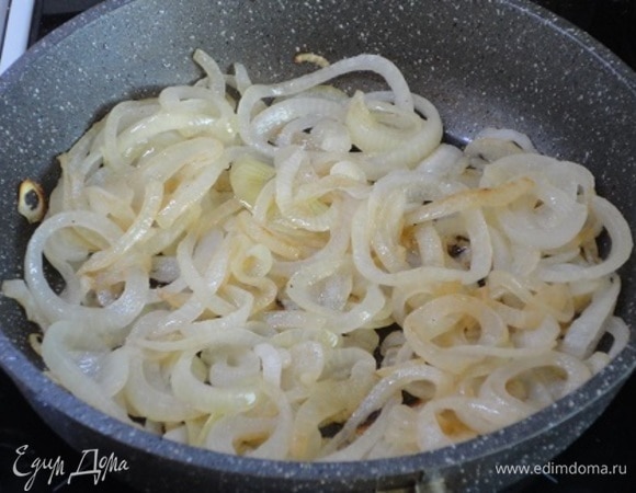 Лук нарезать кольцами или полукольцами и обжарить до золотистого цвета.