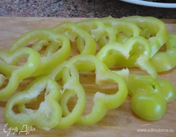 Перцы любого цвета нарезать колечками и также отдельно обжарить. Помидоры очистить от кожицы и нарезать кольцами.