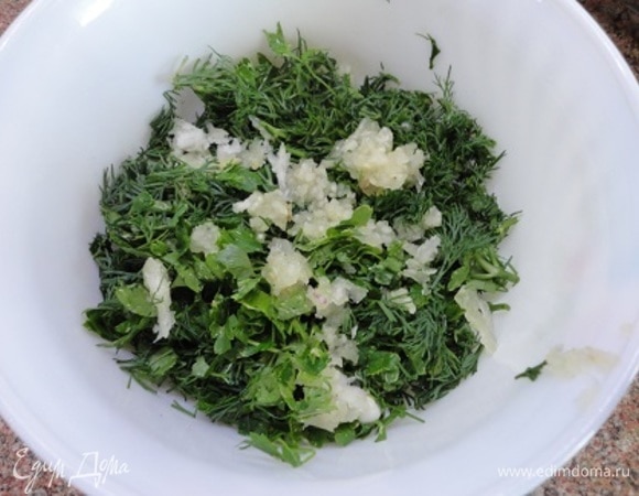 Зелень мелко нарезать и смешать с измельченным чесноком.