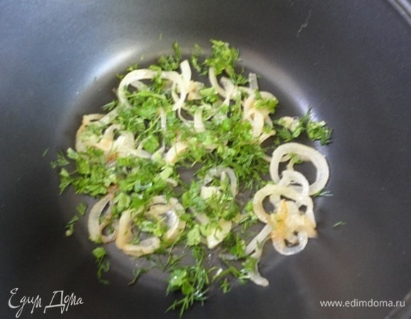В жаропрочную глубокую посуду на дно положить размягченное сливочное масло, немного жареного лука и нарезанной зелени.