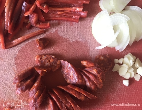 Итак, чоризо нарезать кружочками, а лук, чеснок и болгарский перец крупно порубить.