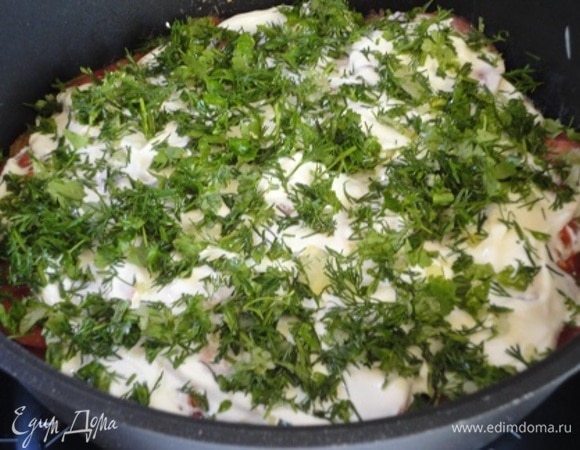 Покрываем все овощи сметаной и посыпаем оставшейся зеленью с чесноком.