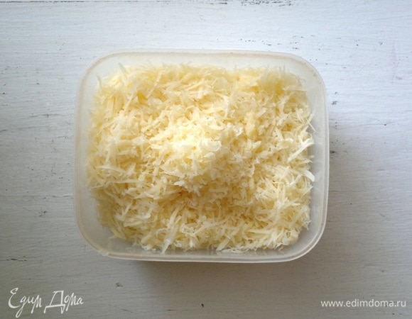 Сыр натереть на мелкой терке.