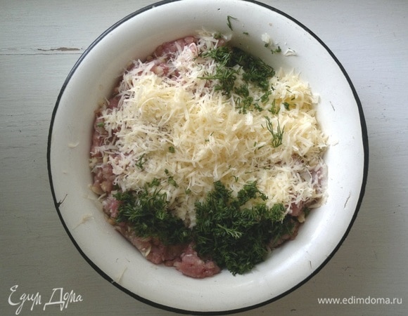 Добавить к фаршу укроп и 2/3 натертого сыра.