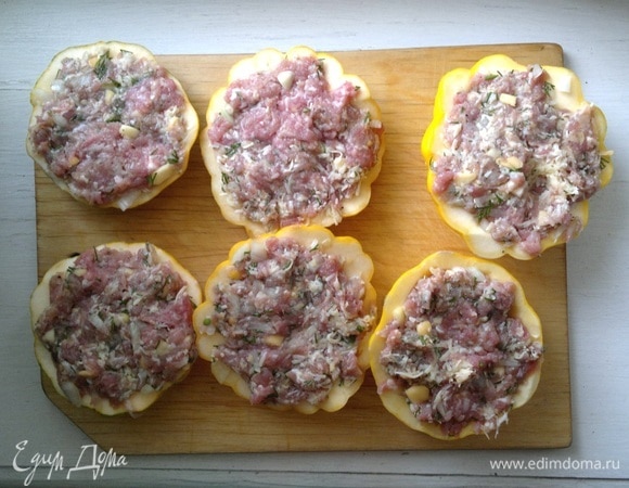 Половинки патиссонов нафаршировать начинкой. У меня еще осталось немного фарша. Из него я сделала 3 котлетки.