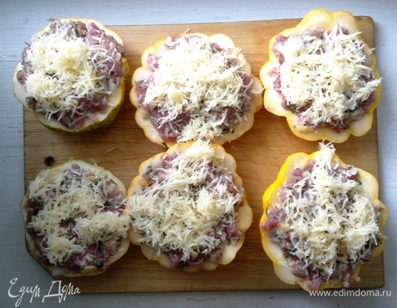 Посыпать половинки патиссонов оставшимся сыром.