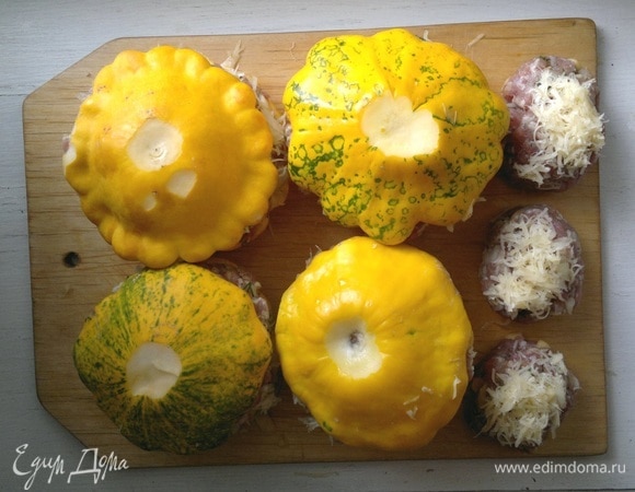 Соединить половинки патиссонов вместе, прижав их друг к другу, совмещая по контуру. После приготовления я сделала вывод, что надо было скрепить дополнительно патиссоны зубочистками, чтобы они держались устойчиво. Или же нужно было насыпать немного сыра на дно чашечки патиссона.