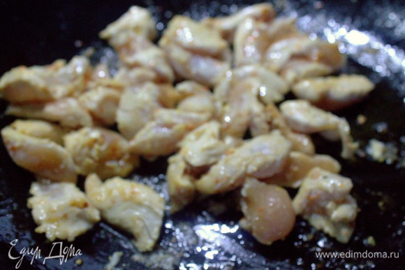 Куриное филе нарезать и замариновать в приправах для курицы. Обжарить на растительном масле.