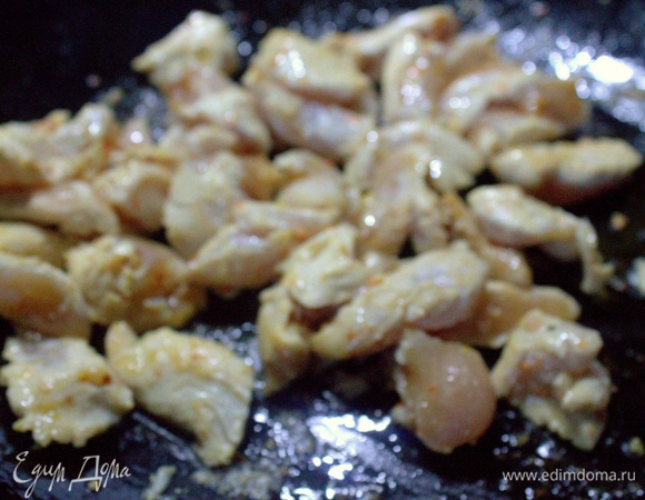 Куриное филе нарезать и замариновать в приправах для курицы. Обжарить на растительном масле.