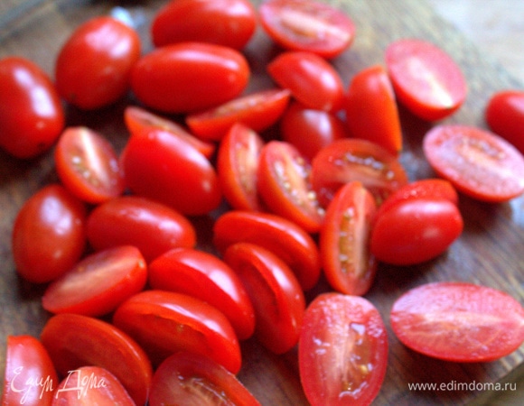 Помидоры разрезать вдоль пополам.