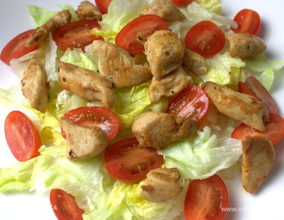 Далее выкладываем куриное филе со сковороды.