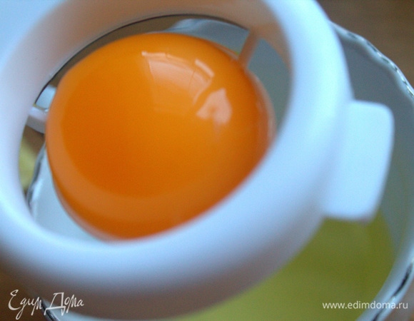 Для соуса отделить желток от белка.