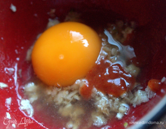 Добавить желток.