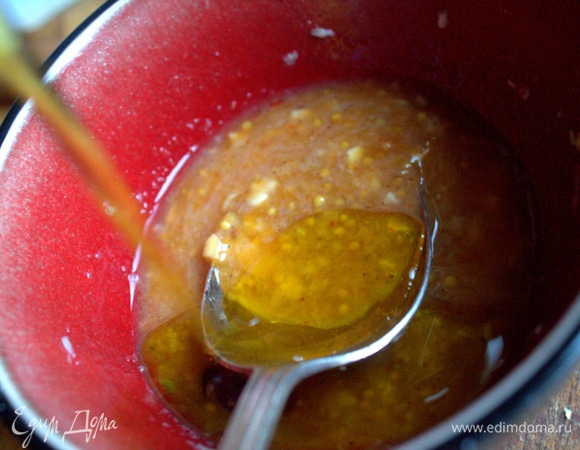 Влить струйкой масло.