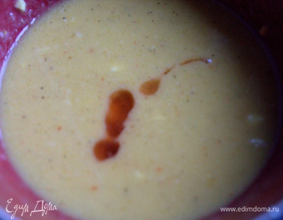 Капнуть вустерский соус и уксус, взбить венчиком.