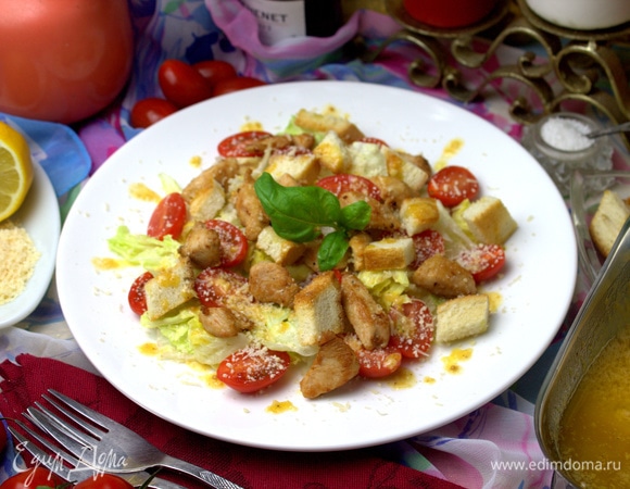 Салат можно разделить и подать как 2 порции.