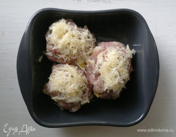 Котлетки я запекала в отдельной форме, чтобы их можно было достать из духовки раньше.