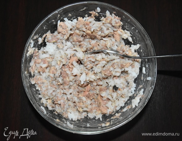 Добавить к сайре отварной рис и масло из консервы. Рыба уже содержит достаточное количество соли, поэтому попробуйте начинку и при необходимости досолите по вкусу.