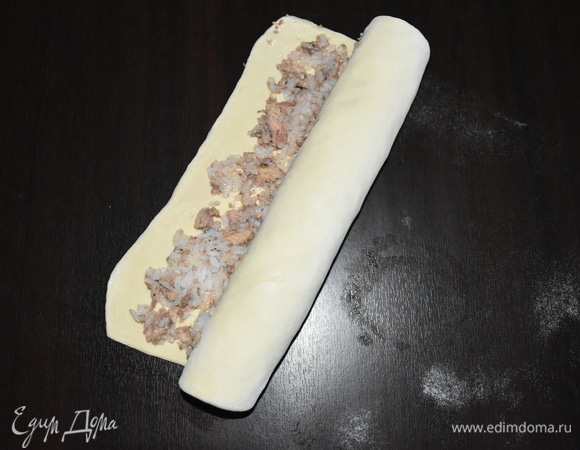 Скатать тесто в рулет. Разрезать готовый рулет пополам, затем каждую часть разрезать еще на шесть частей. Толщина улиток должна быть примерно 1–1,5 см.