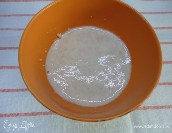 Чтобы дрожжи заработали, добавим к ним 1 ч. л. сахара и 50 мл воды. Оставим в тепле на 15 минут.