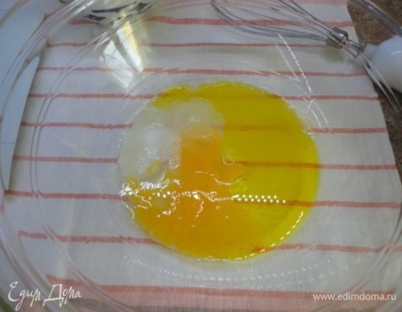 Смешаем яйцо, сахар, соль и уксус (9%). Затем добавим молоко и творог. Вливаем подошедшие дрожжи и все хорошо перемешаем венчиком.