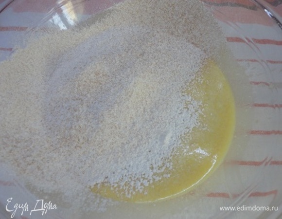 Просеиваем смесь двух видов муки, замешиваем тесто. Месим, пока творожных крупинок совсем не будет видно.