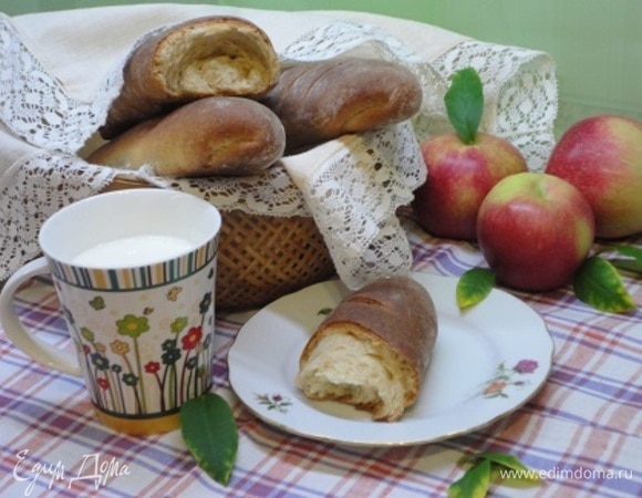 Первые 10 минут выпекаем при этой температуре с паром. Затем уменьшаем нагрев до 180°C и продолжаем выпекать еще 20 минут.