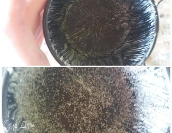 Смажьте сливочным маслом четыре формочки для суфле (по 250 мл каждая), нанося кистью вертикальные штрихи до самых краев. Поставьте на несколько минут в холодильник, затем нанесите еще один слой масла. Посыпьте сахаром, наклоняя формочки, чтобы он равномерно пристал к маслу. Вытряхните лишнее и поставьте в холодильник.