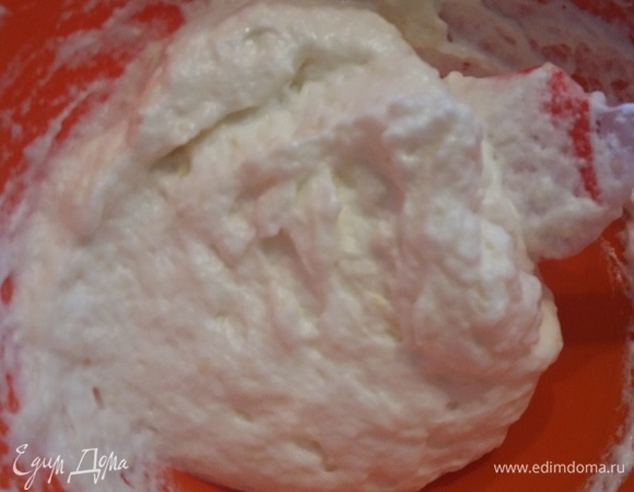 Добавьте в основу для суфле сок и цедру лимона и вмешайте 1/2 взбитых белков. Аккуратно введите оставшиеся белки и перемешайте.