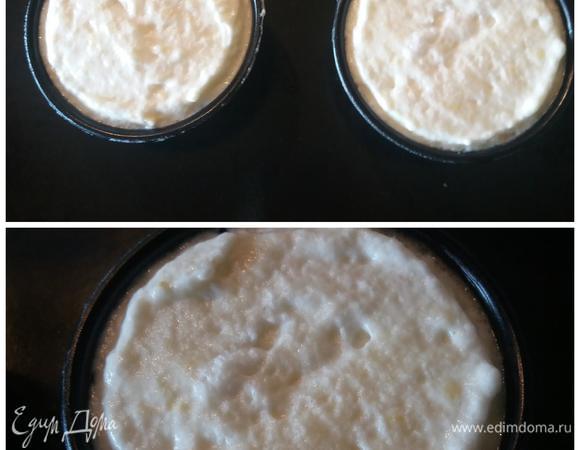 Разложите смесь по формочкам, наполнив их доверху, и постучите ими по столу, удалив пузырьки воздуха. Разровняйте поверхность маленькой лопаткой. Проведите ею по внутренним краям формочек и поставьте их на противень. Выпекайте на среднем уровне духовки 15–18 минут (у меня ровно 6 минут), пока суфле не поднимется, но еще будет слегка жидким в серединке. Подавать горячим.