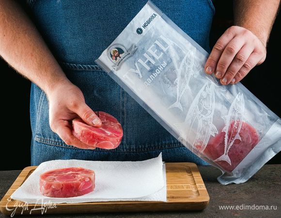 Замороженные медальоны тунца ТМ «Капитан Вкусов» разморозьте. Посолите и поперчите.