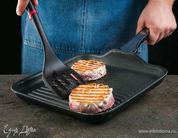 Обжарьте тунца на сковороде-гриль по 3–5 минут с каждой стороны.