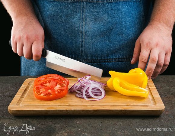 Нарежьте кружочками лук и помидоры, перец — дольками. Руколу промойте.