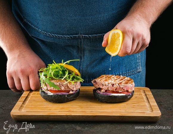 Выложите рыбу. Добавьте несколько веточек руколы и перец. Можете чуть посолить овощи и сбрызнуть лимонным соком.