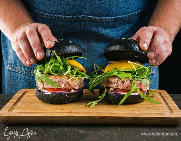 Накройте второй половинкой булочки.