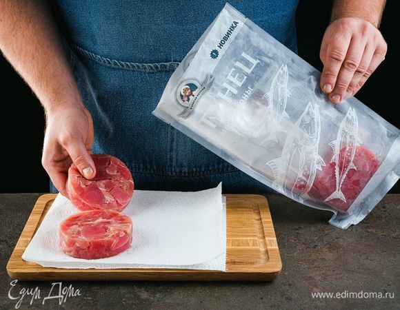 Отварите рис до готовности. Разморозьте и промойте медальоны тунца ТМ «Капитан Вкусов».