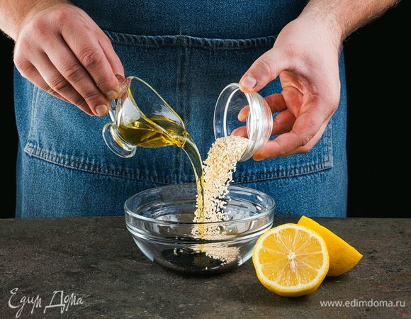 Сделайте заправку, смешайте лимонный сок, соус терияки и кунжут.