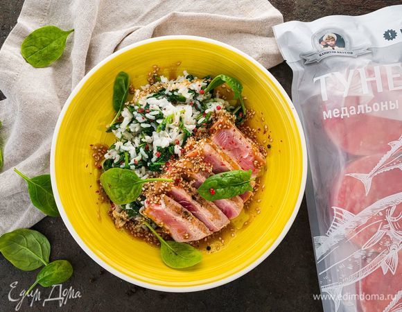 Выложите на тарелки рис и медальоны тунца. Полейте рыбу сверху соусом. Приятного аппетита!