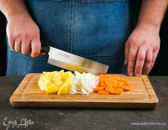 Картофель нарежьте средними кубиками, лук мелко нарежьте, морковь нарежьте тонкими кружочками.