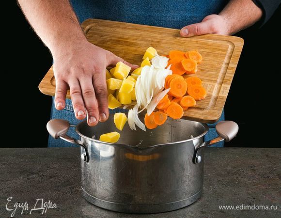 В кипящую подсоленную воду добавьте овощи.