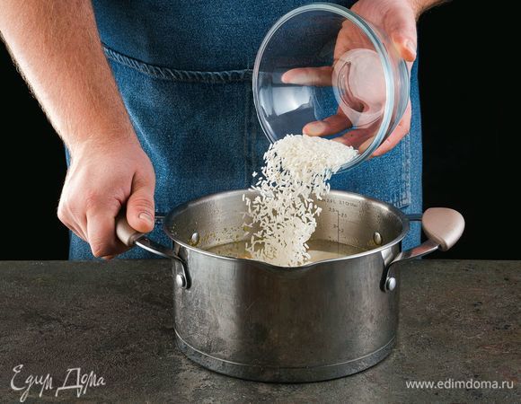 Рис промойте и добавьте в бульон.