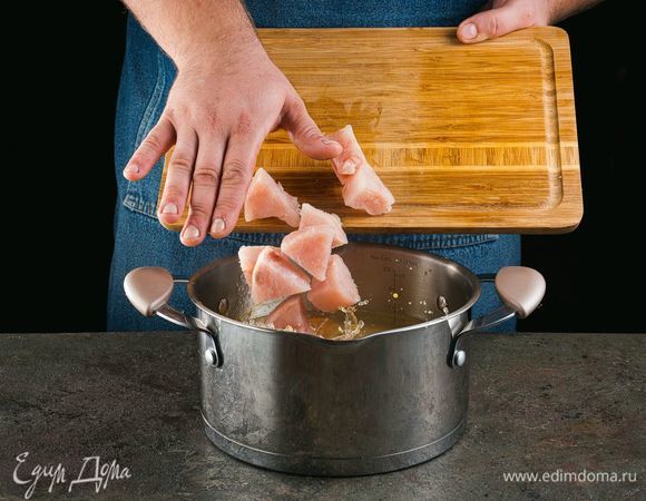 За 5 минут до готовности картофеля добавьте рыбу. Поперчите и варите суп до готовности рыбы.