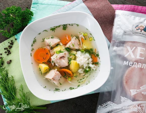 Разлейте суп по тарелкам и посыпьте сверху мелко нарезанной зеленью.