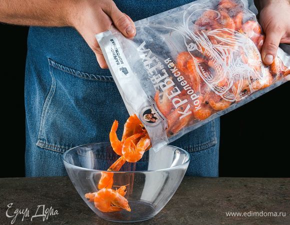 Креветки королевские ТМ «Капитан Вкусов» разморозьте и почистите.