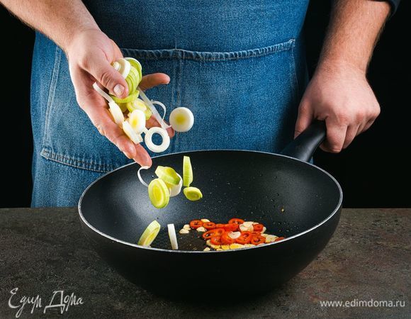 Добавьте в сотейник масло, обжарьте чеснок, лук-порей и чили.