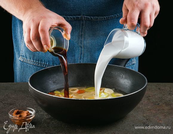 Добавьте соевый соус, карри пасту и кокосовое молоко, чуть потушите.