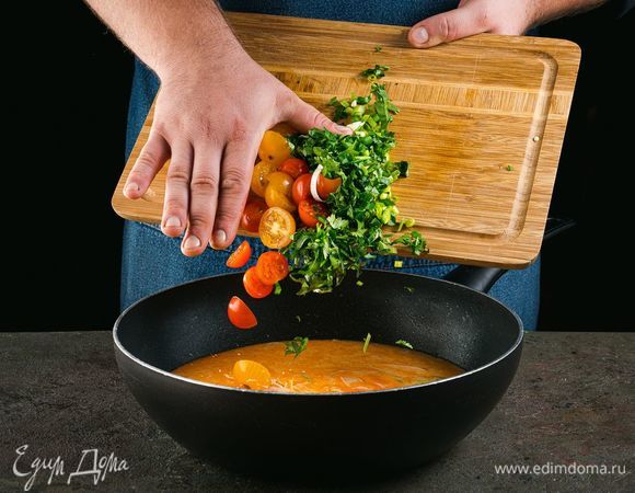 Добавьте в суп черри с зеленью.