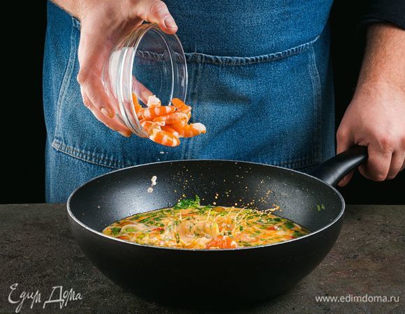 Добавьте очищенные креветки королевские ТМ «Капитан Вкусов»