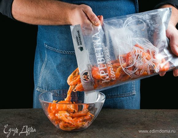 Креветки королевские ТМ «Капитан Вкусов» разморозьте, почистите и разрежьте на несколько частей.